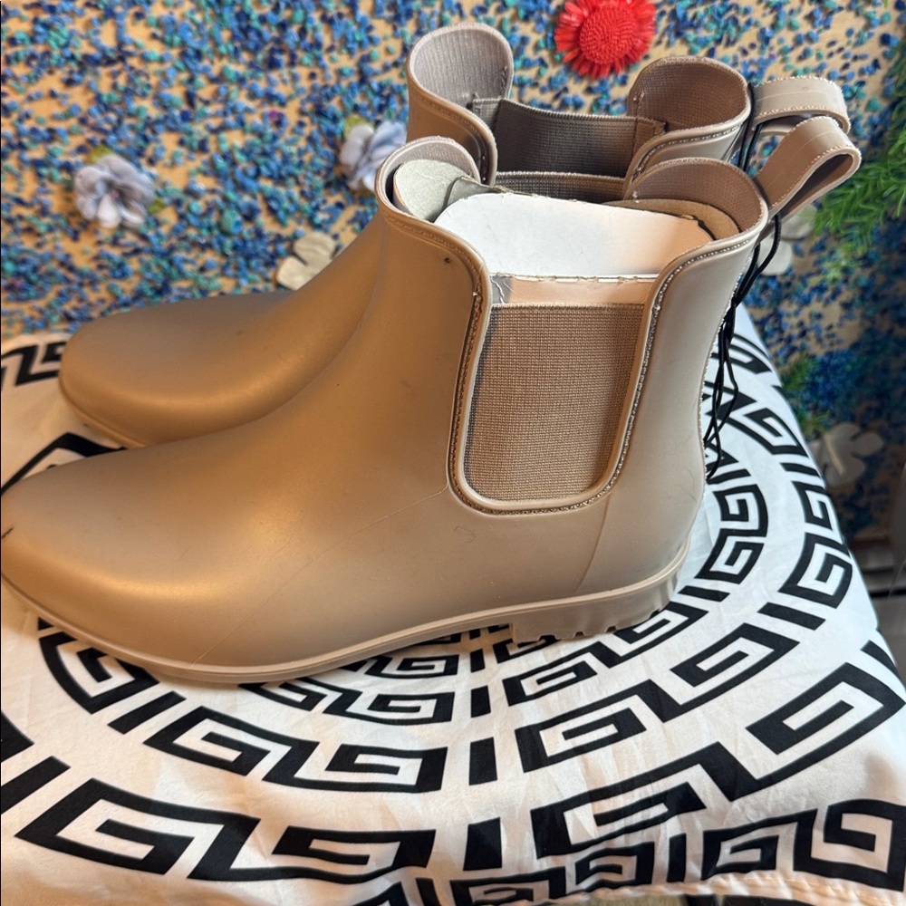 Elegant waterproof Ankle Boots - Picture 2 of 4